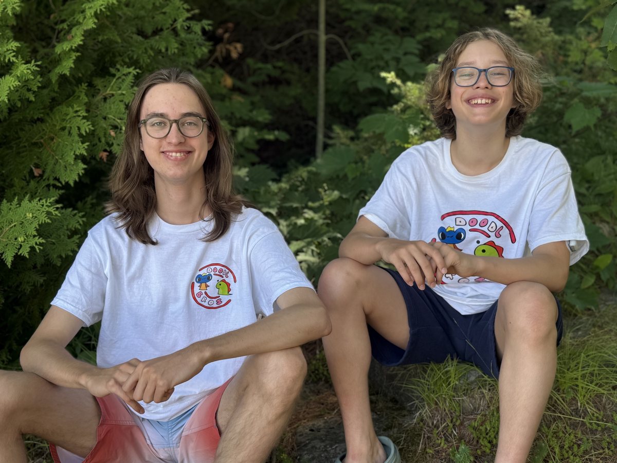 Les deux frères Doodl Bros portant fièrement leur t-shirt